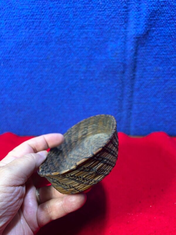 ~*~ESTATE FIND~*~ UNUSUAL SMALL WOVEN BASKET AA-44 - Image 2