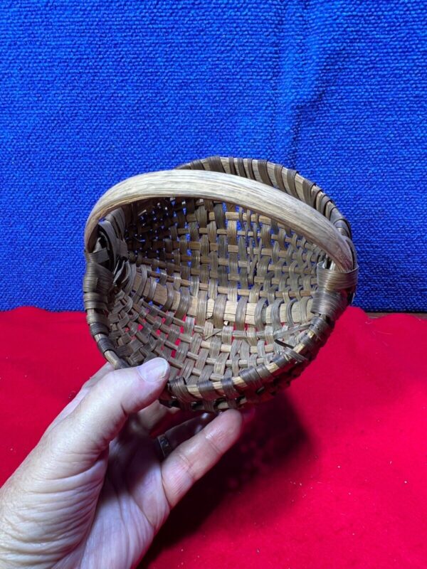 ~*~ESTATE FIND~*~ UNUSUAL SMALL WOVEN BASKET WITH HANDLE AA-45 - Image 2