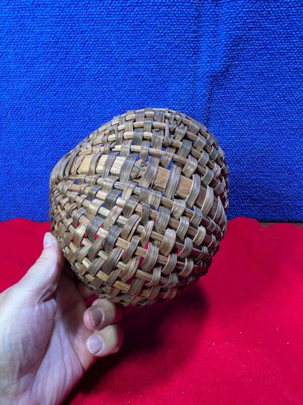 ~*~ESTATE FIND~*~ UNUSUAL SMALL WOVEN BASKET WITH HANDLE AA-45 - Image 3