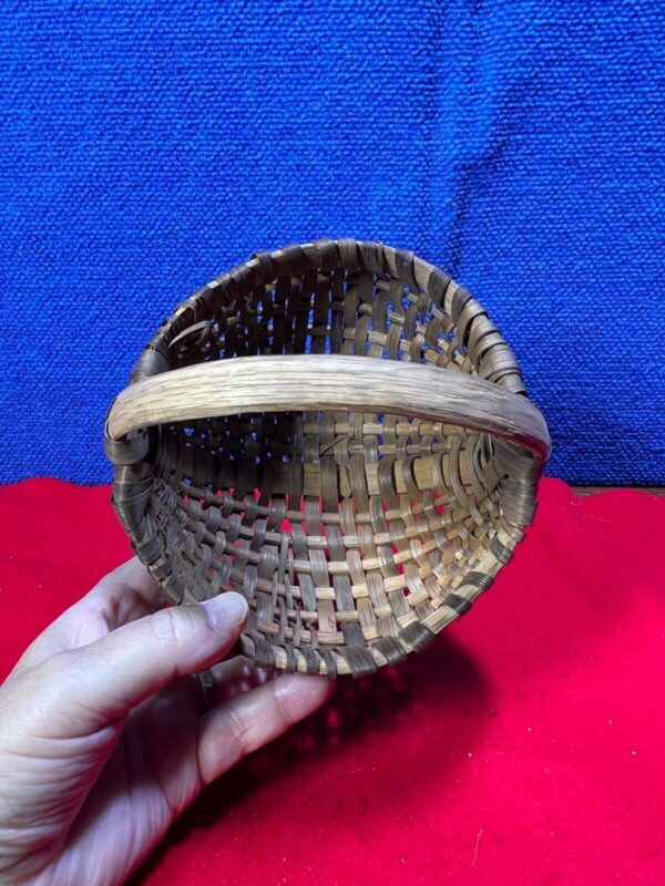 ~*~ESTATE FIND~*~ UNUSUAL SMALL WOVEN BASKET WITH HANDLE AA-45 - Image 5