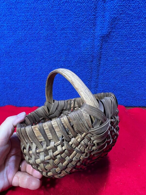 ~*~ESTATE FIND~*~ UNUSUAL SMALL WOVEN BASKET WITH HANDLE AA-45 - Image 6