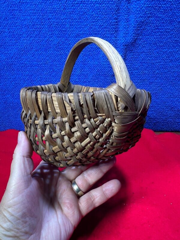 ~*~ESTATE FIND~*~ UNUSUAL SMALL WOVEN BASKET WITH HANDLE AA-45