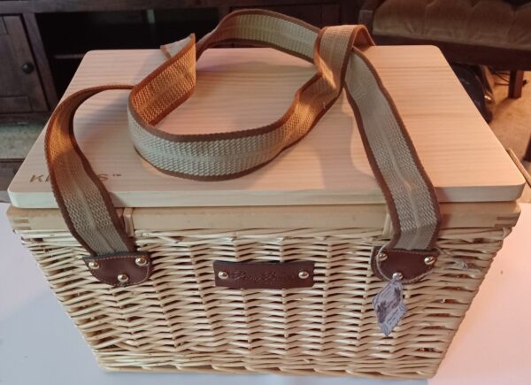 Kengjs 2 person wicker picnic basket with wine glass, plates and silverware, new