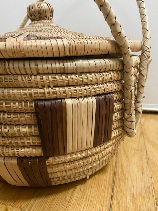 Osadia Boho Style Hand Woven Basket with Lid and Handles - Image 3