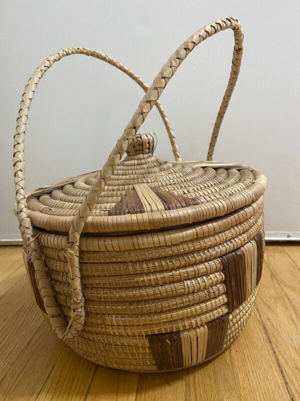 Osadia Boho Style Hand Woven Basket with Lid and Handles - Image 4