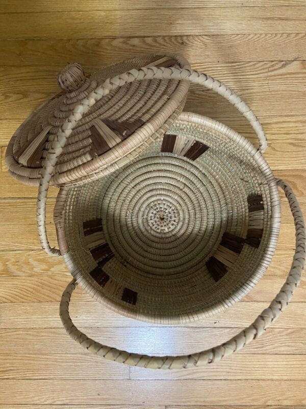 Osadia Boho Style Hand Woven Basket with Lid and Handles - Image 6