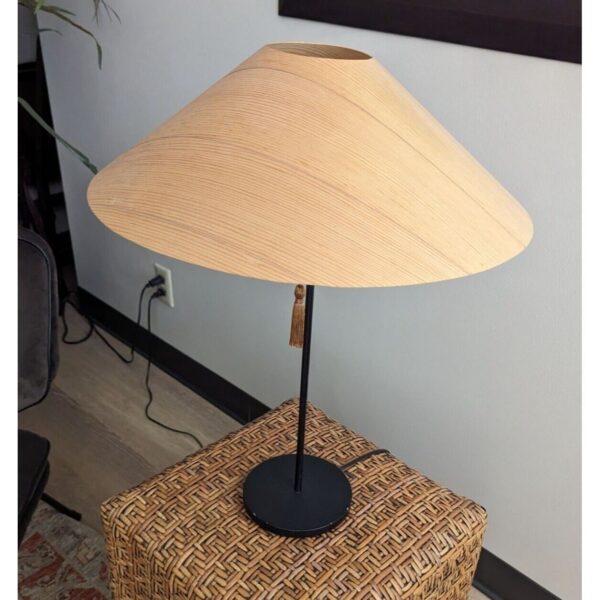 Table lamp with rattan shade