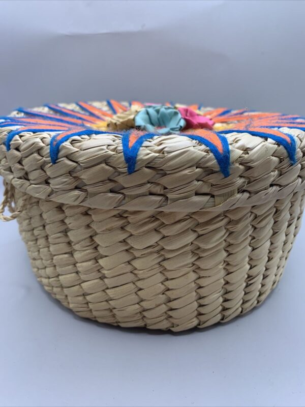 Vintage Mexican Boho Straw Rattan Woven Raffia Flowers Lidded Basket. 8.5”D - Image 4