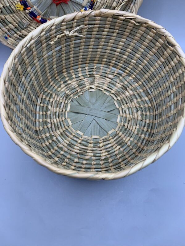 Vintage Mexican Boho Straw Rattan Woven Raffia Flowers Lidded Basket. 8.5”D - Image 5