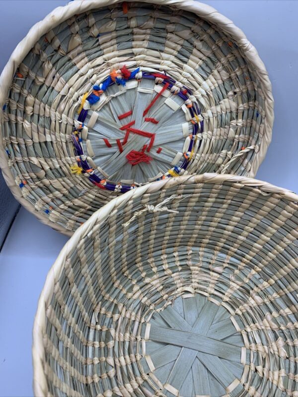 Vintage Mexican Boho Straw Rattan Woven Raffia Flowers Lidded Basket. 8.5”D - Image 6