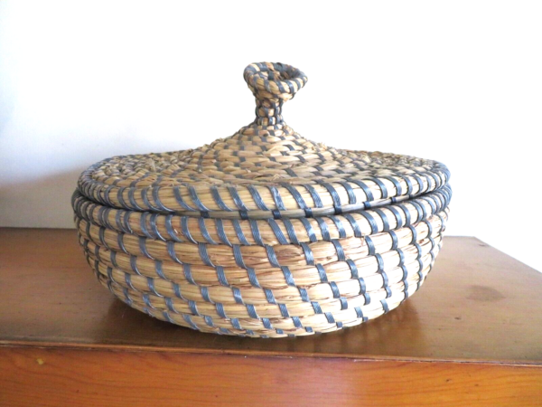 Vintage Sweet Grass Basket With Lid and Blue Accents 10 inches in diameter - Image 4