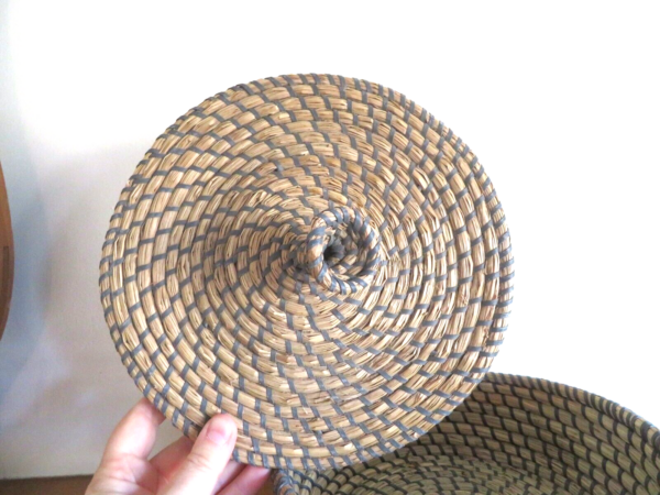 Vintage Sweet Grass Basket With Lid and Blue Accents 10 inches in diameter - Image 6