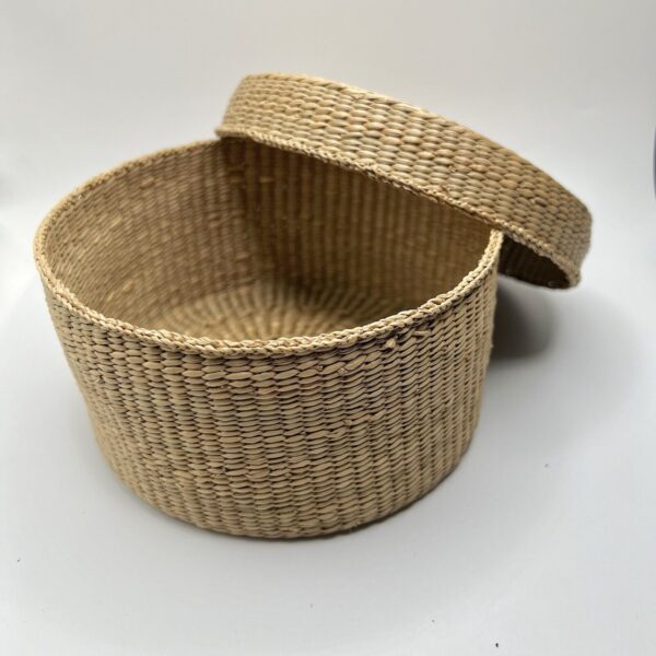 Vintage Sweet Grass / Straw Nesting Stacking Lidded Boho Baskets Set Of 2 - Image 4