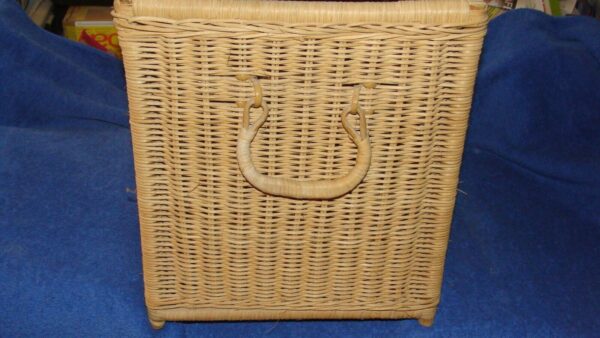 VINTAGE WICKER BASKET CHEST SIZE 14 X 11 X 13 - Image 2