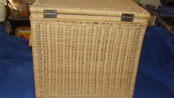 VINTAGE WICKER BASKET CHEST SIZE 14 X 11 X 13 - Image 3