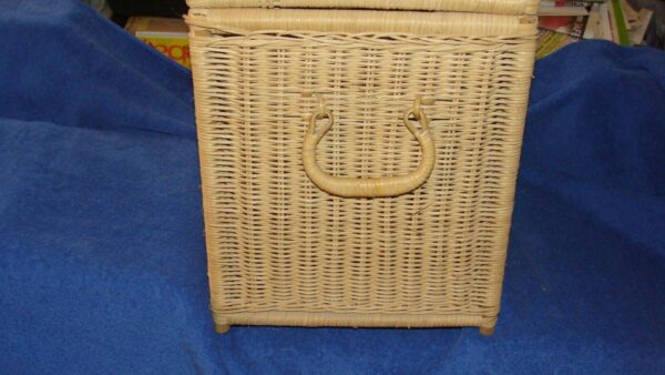 VINTAGE WICKER BASKET CHEST SIZE 14 X 11 X 13 - Image 4