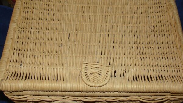 VINTAGE WICKER BASKET CHEST SIZE 14 X 11 X 13 - Image 5