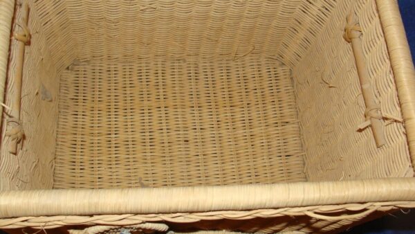 VINTAGE WICKER BASKET CHEST SIZE 14 X 11 X 13 - Image 6