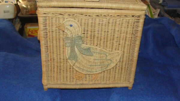 VINTAGE WICKER BASKET CHEST SIZE 14 X 11 X 13