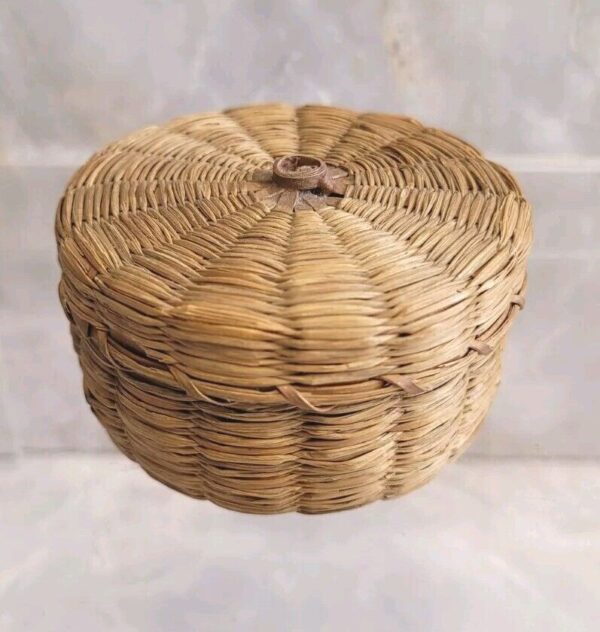 Vtg Miniature Native Hand Made Sweet Grass Woven Basket w/Lid Small Round Boho