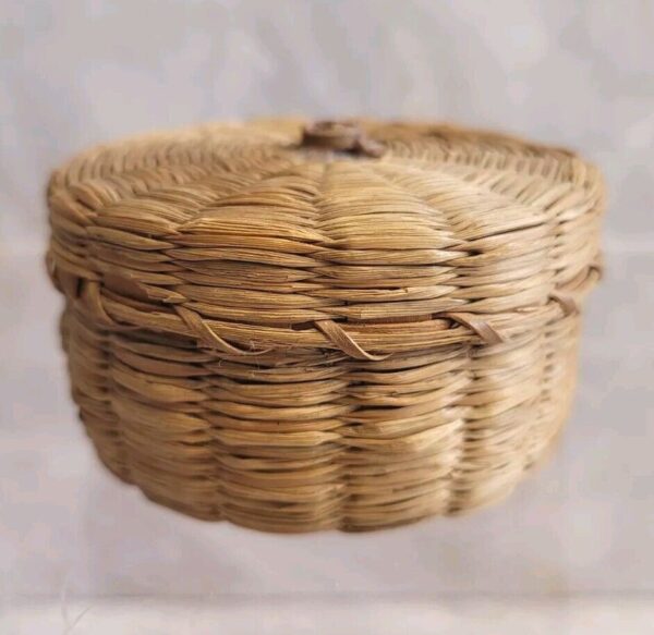 Vtg Miniature Native Hand Made Sweet Grass Woven Basket w/Lid Small Round Boho - Image 4