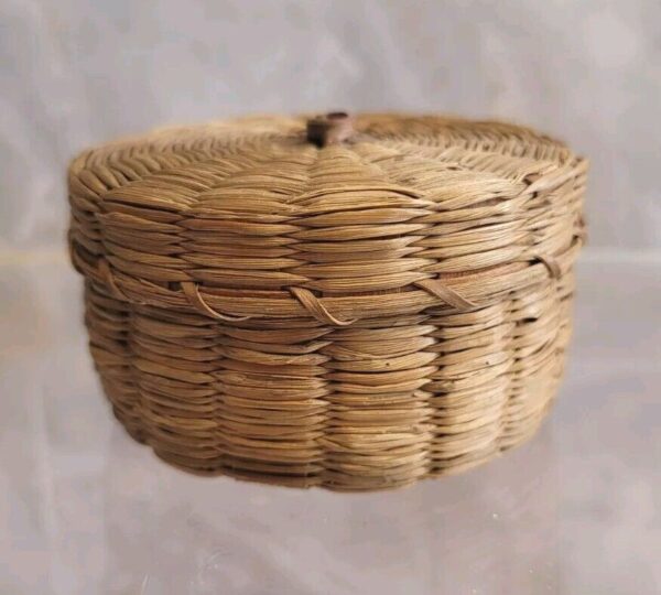 Vtg Miniature Native Hand Made Sweet Grass Woven Basket w/Lid Small Round Boho - Image 5