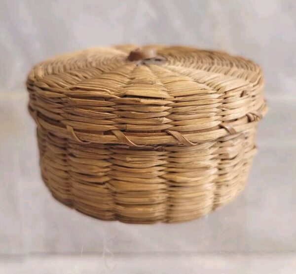 Vtg Miniature Native Hand Made Sweet Grass Woven Basket w/Lid Small Round Boho - Image 6