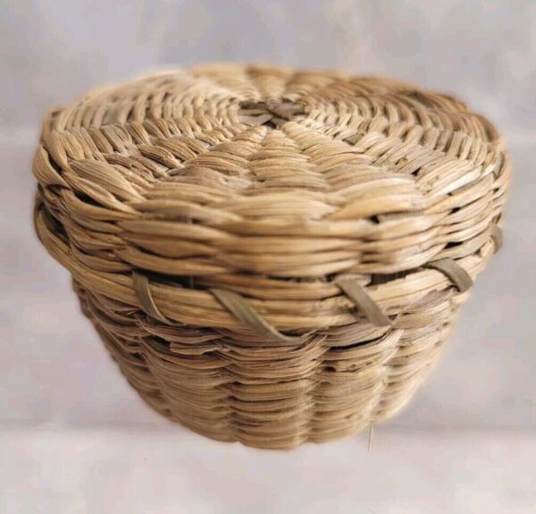 Vtg Miniature Native Hand Made Sweet Grass Woven Basket w/Lid Small Round Boho - Image 2