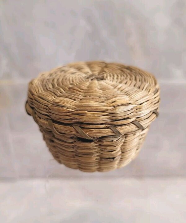 Vtg Miniature Native Hand Made Sweet Grass Woven Basket w/Lid Small Round Boho - Image 3