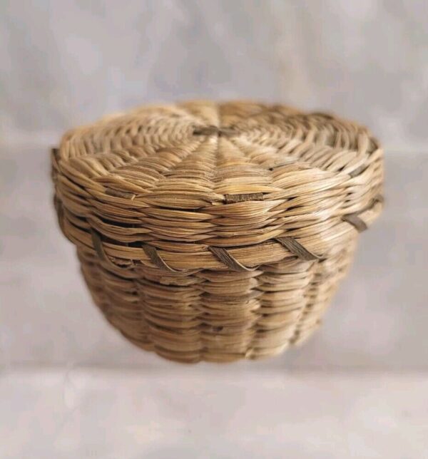 Vtg Miniature Native Hand Made Sweet Grass Woven Basket w/Lid Small Round Boho - Image 4