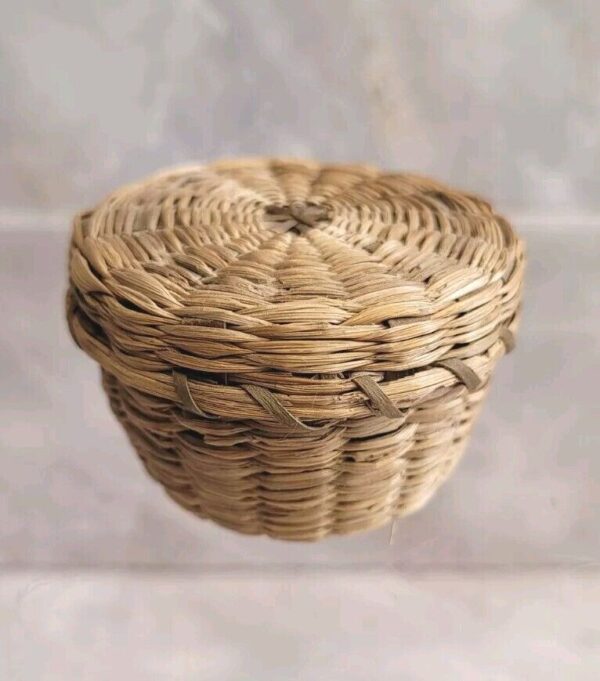 Vtg Miniature Native Hand Made Sweet Grass Woven Basket w/Lid Small Round Boho