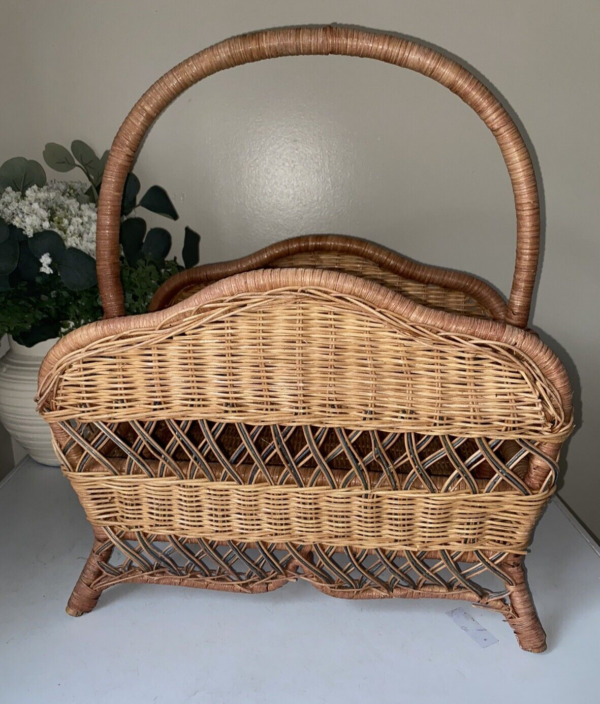 VTG Natural Tan Rattan Wicker Weaved Footed W/ Handle Magazine Basket Boho - Image 3