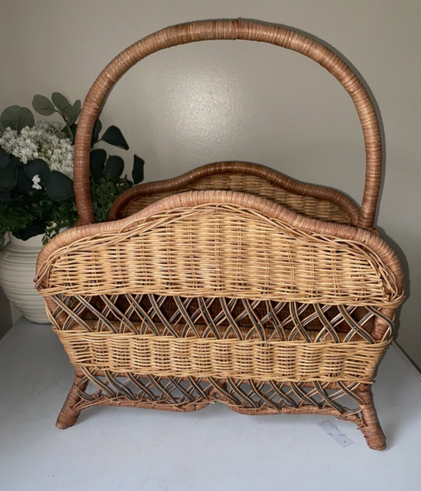 VTG Natural Tan Rattan Wicker Weaved Footed W/ Handle Magazine Basket Boho - Image 4