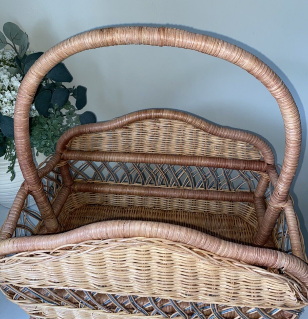 VTG Natural Tan Rattan Wicker Weaved Footed W/ Handle Magazine Basket Boho - Image 5