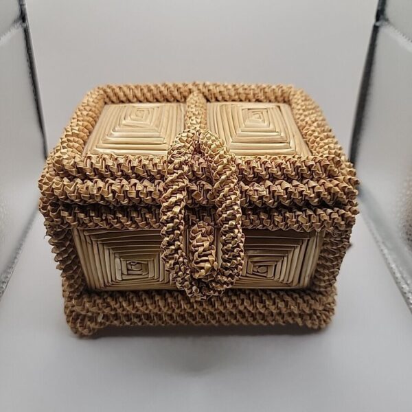 Vtg Straw Wicker Casket Basket Trinket Box Boho Decor