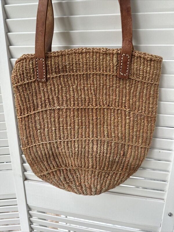 Vtg Woven Raffia Bucket Basket Leather Bead Handles Sisal Market Jute Tote Bag - Image 3