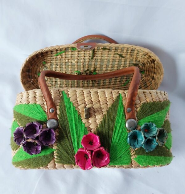 Whimsical BOHO STRAW Vintage 'PICNIC BASKET" Handbag Purse w/ 3 D Flowers - Image 2